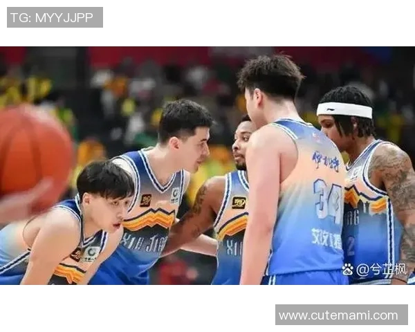 CBA青岛对阵新疆激战正酣球迷热情高涨期待精彩表现 CBA青岛对阵新疆激战正酣球迷热情高涨期待精彩表现