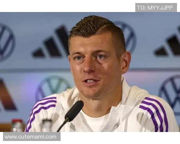 克罗斯在足球世界中的传奇之路与影响力分析